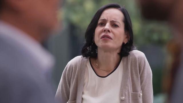 Josefa pelea con Columba y tira su ropa al patio | El amor invencible 1/5 | C-64 смотреть онлайн