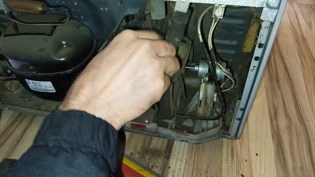 Холодильник Samsung (САМСУНГ) гудит а холода нет. Очень частая причина. смотреть онлайн