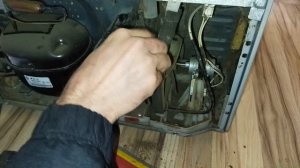 Холодильник Samsung (САМСУНГ) гудит а холода нет. Очень частая причина.