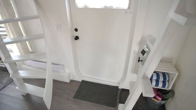 Carpenter Builds Incredible Sculpted Tiny House with Loads of Unique Features! смотреть онлайн