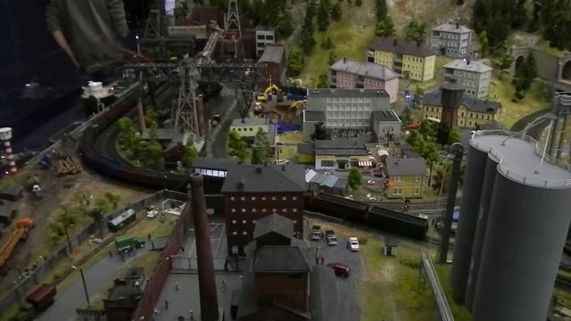 Грузовой поезд и горы Гранд макет для Детей смотреть онлайн