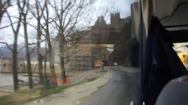 На сербском автобусе сквозь Голубацкую крепость на пути из Белграда в Кладово вдоль реки Дунай смотреть онлайн