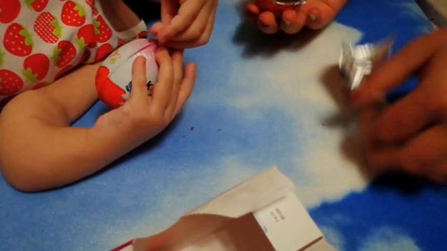 Распаковка КиндерСюрпризов? Настя и Аня открывают Киндеры??? смотреть онлайн