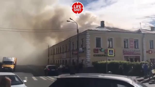 Пожар в ТРЦ «Меньшиков Холл» в Ломоносове попал на видео, 9.06.2018 смотреть онлайн