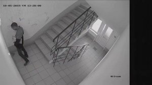 Мужчина пописал в подъезде