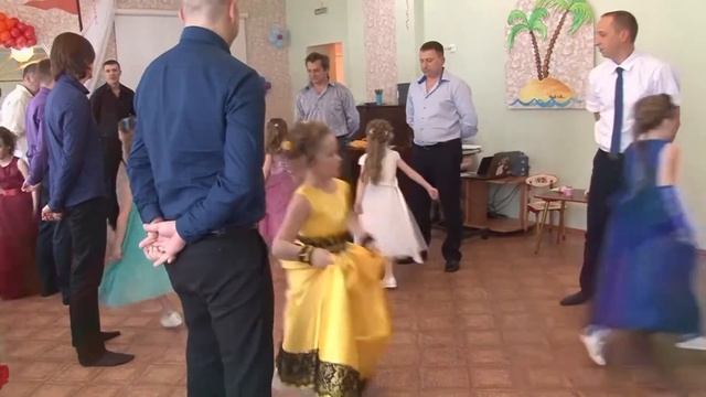 " Танец пап и дочек " - 2017.Детский сад № 164.г.Нижний Тагил смотреть онлайн