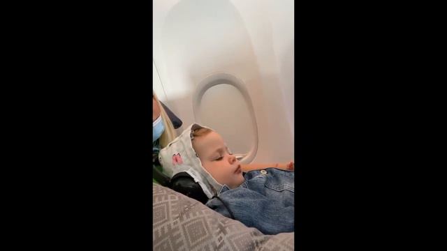 Полуторагодовалая дочка Леры Кудрявцевой впервые полетела на самолете смотреть онлайн