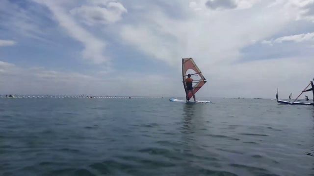 Первый раз на виндсерфинге. Поворот оверштаг смотреть онлайн