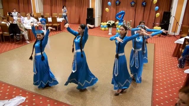 Армянский девичий танец "Зартонк" - Ансамбль Арпи смотреть онлайн