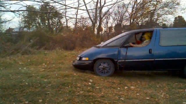 JUMPING A LUMINA APV VAN WITH HOMER SIMPSON смотреть онлайн