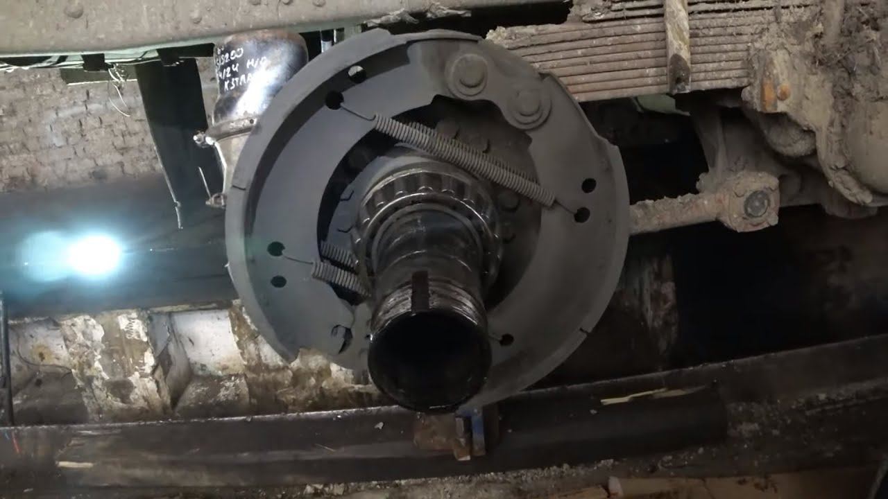 СНЯЛ СТУПИЦУ , КЛЕПАЮ ТОРМОЗНЫЕ НАКЛАДКИ НА КАМАЗ смотреть онлайн