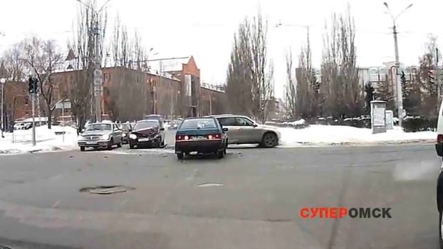 В Омске "девятка" протаранила джип Suzuki смотреть онлайн