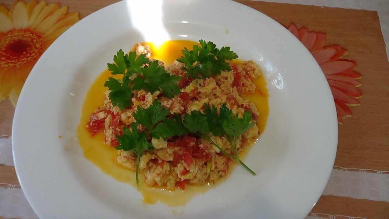 Яичница с помидорами, вкусный легкий завтрак