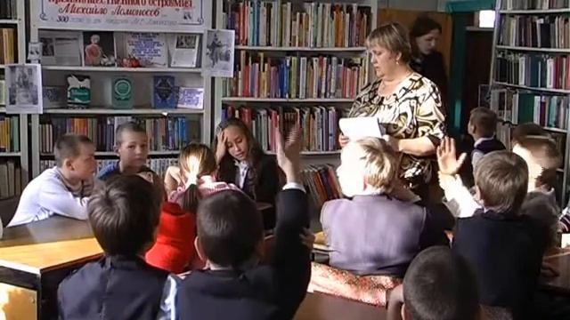 Во дворе школы №37 установлен памятник Ломоносову смотреть онлайн