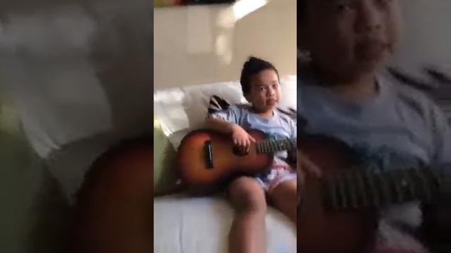 Funny little Boy singing and playing guitar смотреть онлайн