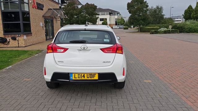 Toyota Auris 1.4 Diesel Finished in White £20 Tax смотреть онлайн