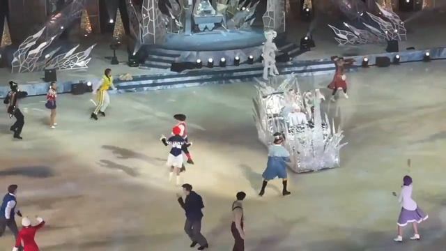 СНЕЖНАЯ КОРОЛЕВА ПРИЕЗЖАЕТ В ГОРОД ❄️ ЕВГЕНИЯ МЕДВЕДЕВА В СПЕКТАКЛЕ В РОЛИ ГЕРДЫ смотреть онлайн