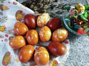 Красим яйца в луковой шелухе Мастер класс