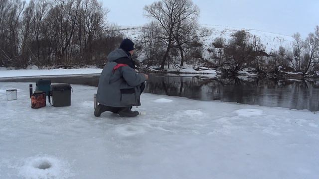 Поплавок среди льда! Летне-зимняя рыбалка! смотреть онлайн
