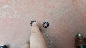 Устанавливайте правильно уплотнительные колечки на форсунки.Верхние и нижние изнашиваются по разному