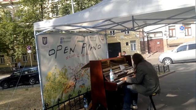 Безхатченко у Києві грає на піаніно | A homeless man plays the piano (Kyiv, Ukraine) смотреть онлайн