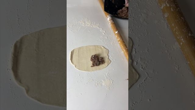 ЧЕБУРЕКИ С КИНЗОЙ #чебурекисмясом #чебурек #еда #готовимдома #лайк #кинза