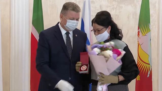 Район үсешенә керткән нурлатлыларга “ТАССР”ның 100 еллыгы” истәлек медале тапшырылды смотреть онлайн