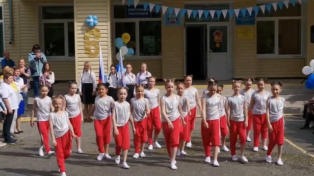 Танец "Белые кеды" . 26.05.22 на Юбилее школы 5 СМЗ смотреть онлайн