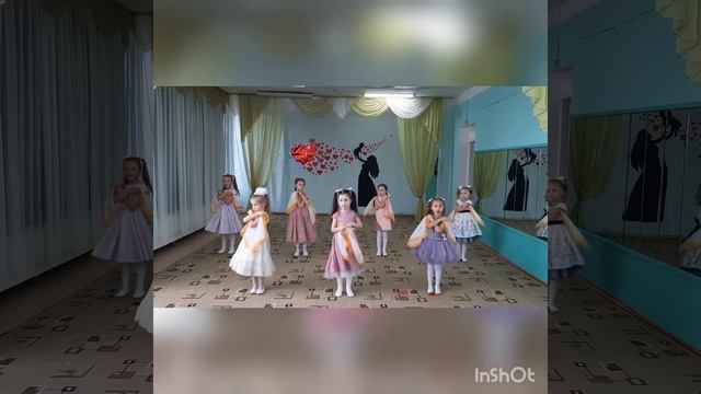 Группа "Цветочки" Поздравление ко дню матери. смотреть онлайн