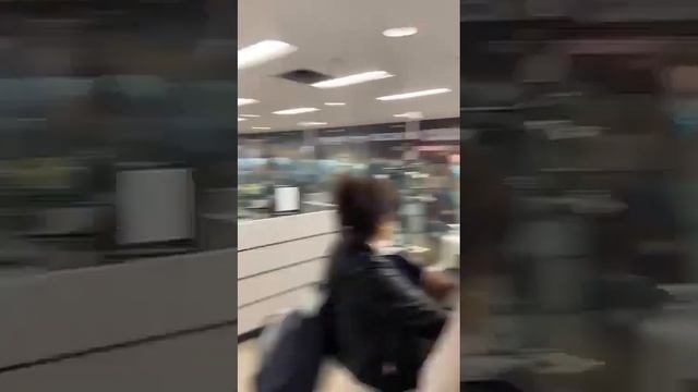 Video de la agresión de Jaime Alonso Sanchez Cardenas Funcionario Migración Colombia en el Dorado смотреть онлайн