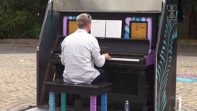 Au Parc Conrad Blain, à Farnham, une prestation au piano public de M. Patrick Guérin. 25/07/2021 смотреть онлайн