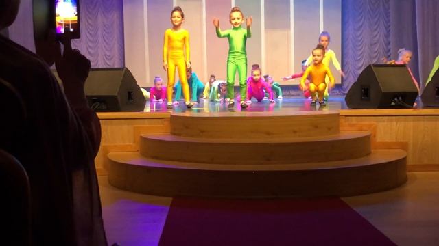 Танец "Коробка с карандашами" (Дебют) смотреть онлайн