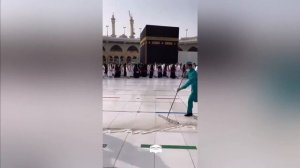 🧹 Уборщики убирают в Мекке вокруг Каабы 🕋☪️