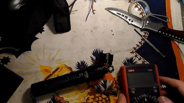 Ремонт фонарика  почему мигает.