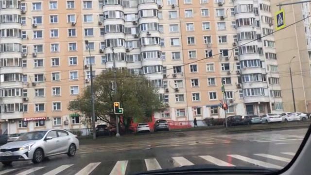 Как правильно проезжать регулируемый перекресток с дополнительной секцией направо. Пункт 13.5 ПДД. смотреть онлайн
