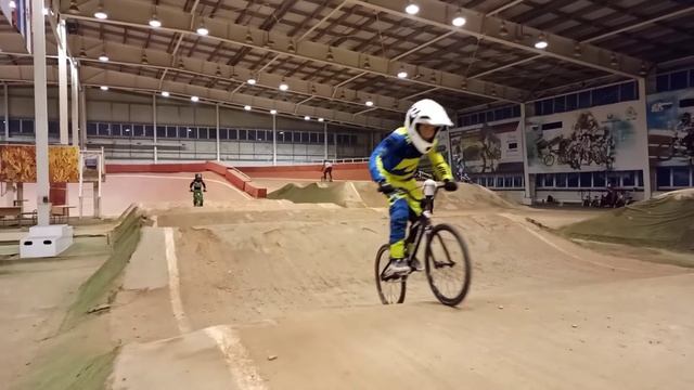 Bmx racing. Велоспорт. Учимся кататься на велике. Прыжки смотреть онлайн