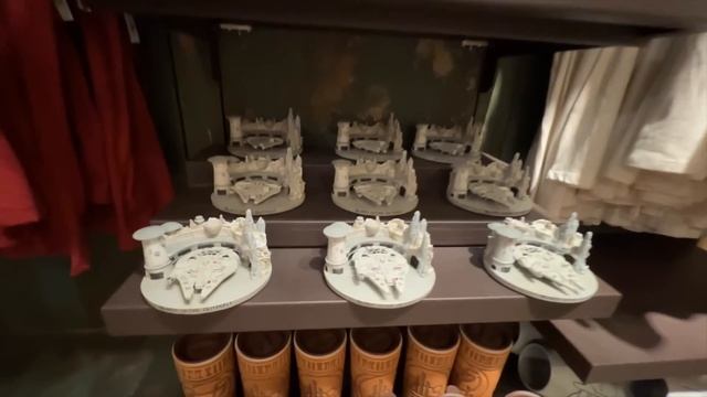 All Star Wars Galaxy's Edge Merchandise! All Store Walkthrough! смотреть онлайн
