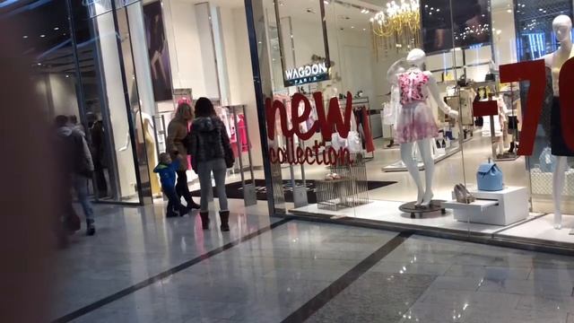 Робот манекен в магазине WAGGON в ТЦ Ocean Plaza [Robot mannequin] смотреть онлайн