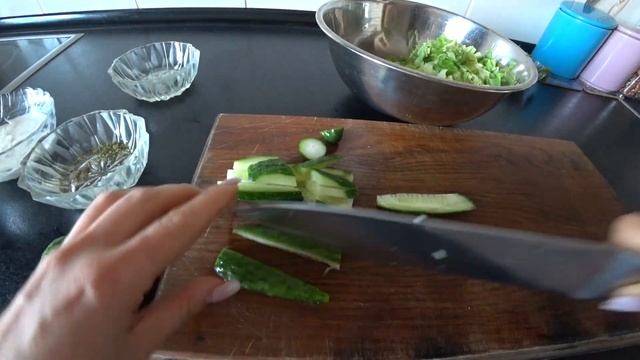 Весенний салат /Салат со сметаной и яйцом / Рецепт: Весенний салат с яйцом смотреть онлайн