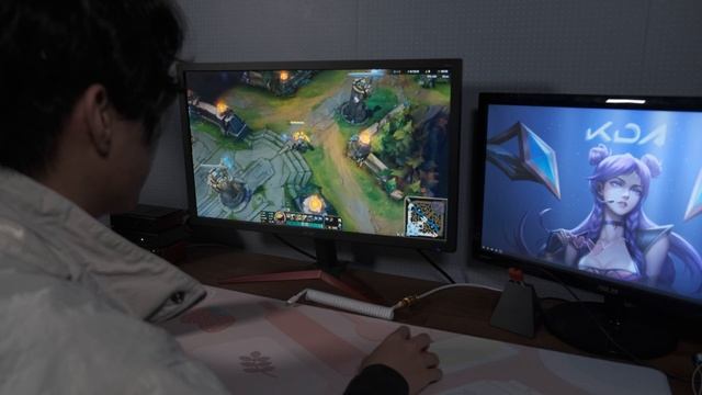 Interviewing the Most Sane League of Legends Player | Mini Documentary смотреть онлайн