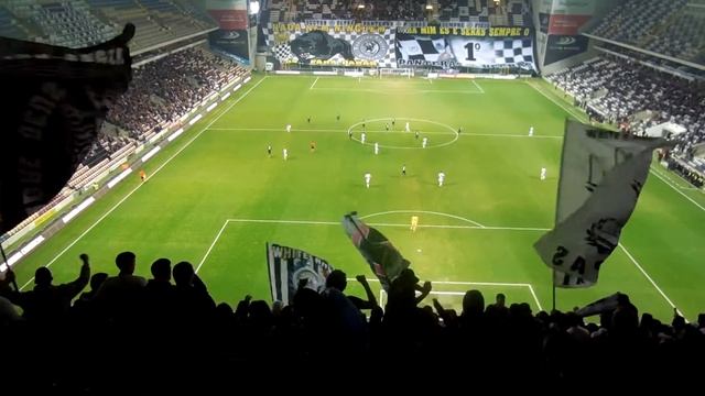 Фанаты Витории празднуют гол смотреть онлайн