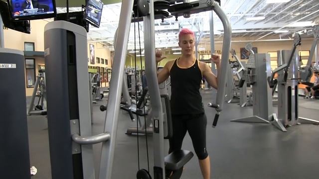 How-To Use the "Rear Delt / Pec Fly" Machine смотреть онлайн