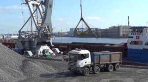 Floating crane Ganz unloading gravel. part 1