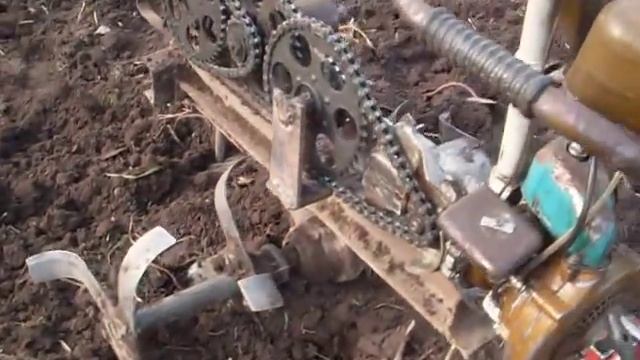 мотоблок самоделка с двигателем от бензопилы дружба пашня фрезами. смотреть онлайн