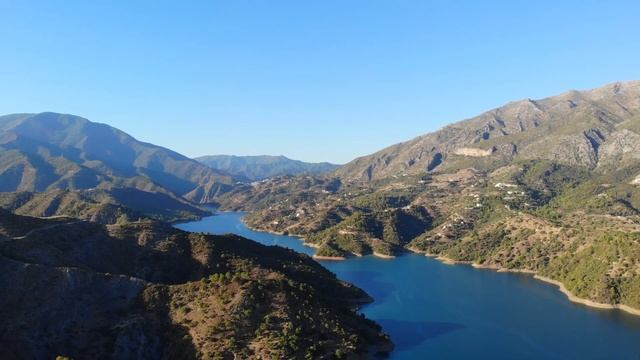 Istan Lake and La Concha Mountain behind Marbella смотреть онлайн