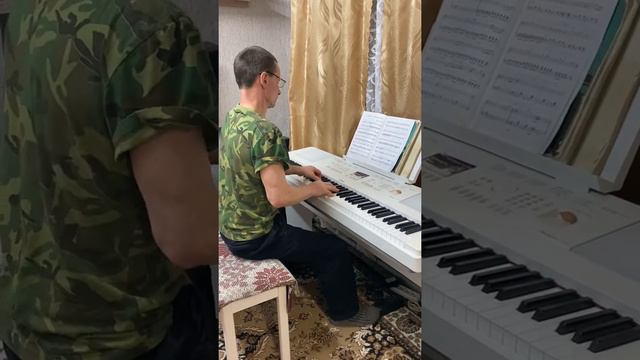 Батя играет на синтезаторе смотреть онлайн