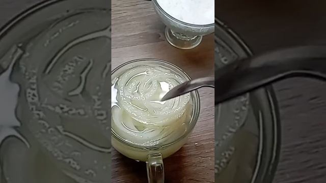 маринованный лук к мясу. столовая ложка соль , сахара , уксус. Залить кипятком. смотреть онлайн