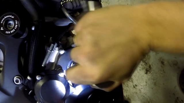 Регулировка тепловых зазоров клапанов на мотоцикле Suzuki GSXR 1000 K7 2007г. смотреть онлайн