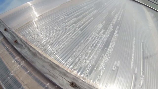 Теплица из старых оконных рам на бетонном фундаменте. A greenhouse made of old window frames смотреть онлайн