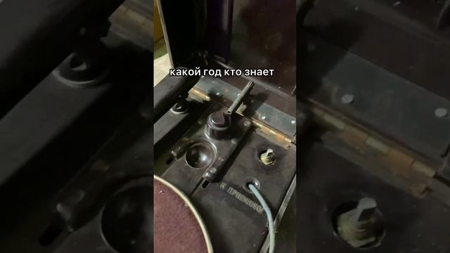 В захламленном гараже нашли старинный патефон, кто подскажет год выпуска и стоимость? смотреть онлайн
